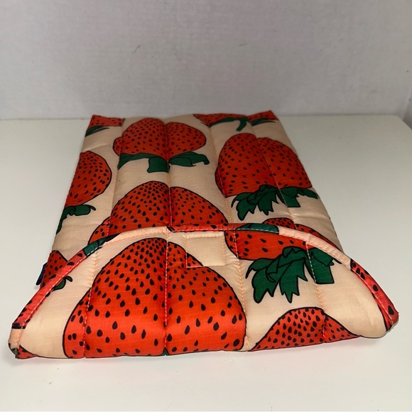Baggu Strawberry Print Puffy Hook & Loop Tablet Sleeve Pouch - Picture 9 of 12